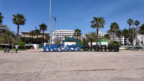 Nos-Encanta-El-Cartel-De-Casablanca,-Atracción-Turística-En-La-Plaza-De-Mohamed-V,-Marruecos