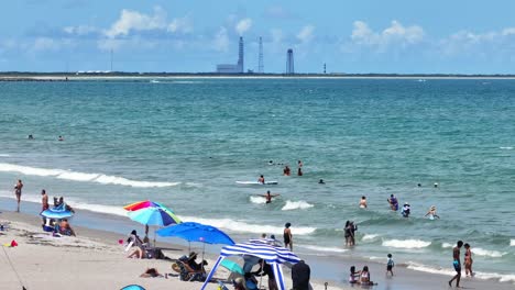 Menschen-Am-Strand-Von-Cape-Canaveral-In-Florida