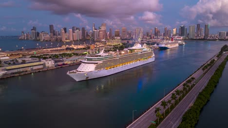 Royal-Caribbean-Kreuzfahrtschiff-Verlässt-Den-Hafen-Von-Miami-Bei-Sonnenaufgang