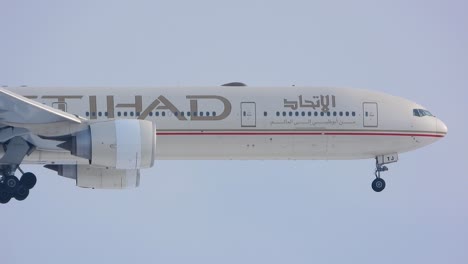 Etihad-Airways-Flugzeug-Bereitet-Sich-Auf-Die-Landung-Vor,-Mit-Ausgefahrenem-Fahrwerk,-Vor-Einem-Klaren-Himmel