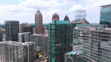 Drohnenaufnahme-Der-Modernen-Skyline-Von-Wohn--Und-Geschäftsgebäuden,-Atlanta,-Georgia