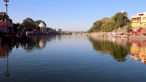 El-Prístino-Río-Santo-Shipra-Con-Un-Cielo-Azul-Brillante-Por-La-Mañana-Desde-Un-ángulo-Plano.-El-Vídeo-Se-Toma-En-El-Río-Shipra,-Ujjain,-Madhya-Pradesh,-India.