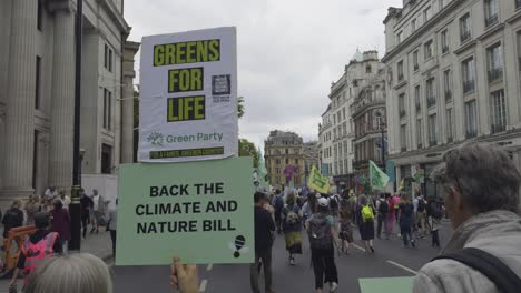 Menschen-Bei-Der-Restore-Nature-Now-Demonstration-In-London,-Kamerafahrt,-Halbtotale