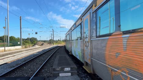 Gelber-Elektrischer-Vorortzug-Verlässt-Den-Bahnhof-Ovar-In-Portugal