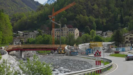 Autos-Fahren-Auf-Asphaltierter-Straße-Am-Malojapass,-Schweiz-Mit-Straßenbau-Und-Kran