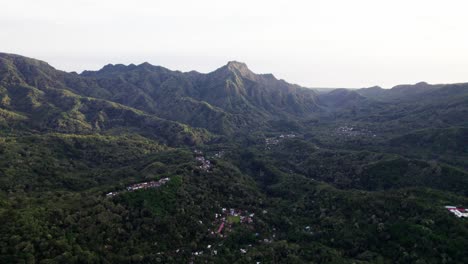 Tauchen-Sie-Ein-In-Die-Unberührten-Naturwunder-Der-Insel-Flores-In-Indonesien,-Wo-üppige-Regenwälder,-Vulkanlandschaften-Und-Atemberaubende-Küstenaussichten-Auf-Abenteurer-Und-Naturliebhaber-Gleichermaßen-Warten