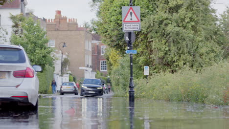 Vista-Irónica-De-Post-Con-Cartel-De-Advertencia-Contra-Inundaciones-Rodeadas-De-Agua