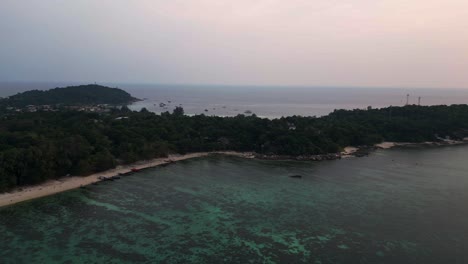 Tropischer-Strand-Mit-Traditionellen-Longtail-Booten-Bei-Sonnenuntergang-Koh-Lipe,-Die-Eine-Ruhige-Und-Malerische-Atmosphäre-Schaffen