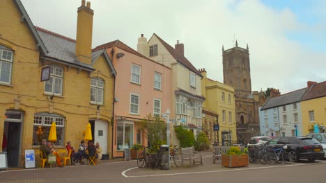 Pan-shot-of-the-historic-center-of-Quaint-Village-in-Somerset,-Axbridge,-England