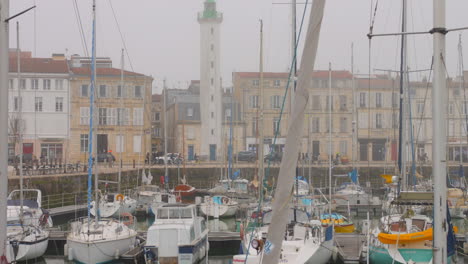 Toma-Panorámica-En-El-Puerto-Quai-Valin-Con-Litthouse-Cerca-Del-Puerto-En-La-Rochelle,-Francia