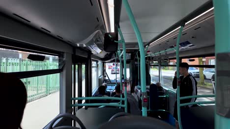 Passagiere,-Die-In-Einem-Lokalen-Bus-In-London-Fahren,-Mit-Blick-Auf-Die-Straßen-Der-Stadt-Außerhalb