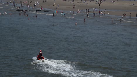 Guardacostas-Patrullando-A-Lo-Largo-De-La-Playa-Y-La-Costa-Para-Proteger-A-Los-Turistas-Y-Lugareños-Del-Verano-Para-Que-Disfruten-Plenamente-De-Sus-Experiencias-Vacacionales