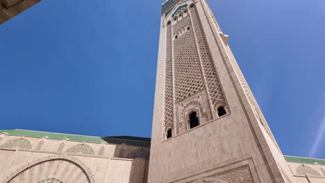 Torre-Minarete-De-La-Mezquita-Hassan-II,-Exterior-De-Cerca,-Casablanca,-Marruecos