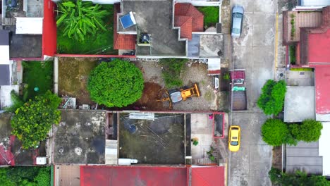 Vista-Aérea-Desde-Un-Dron-Del-Trabajo-De-Maquinaria-Pesada-En-El-Patio-Interior-De-Una-Casa-En-La-Ciudad-De-Córdoba,-Veracruz,-México.