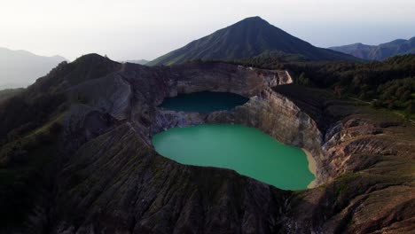 Begeben-Sie-Sich-Auf-Eine-Visuelle-Reise-Durch-Den-Beeindruckenden-Vulkan-Kelimutu-In-Indonesien,-Der-Für-Seine-Faszinierenden-Kraterseen-Und-Seine-Atemberaubende-Naturschönheit-Bekannt-Ist.