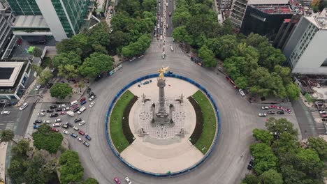 Drohnenkamera-Nimmt-Zeitlupenansicht-Des-Kreisverkehrs-„Angel-Of-Independence“-Auf-Dem-Paseo-De-La-Reforma-Auf