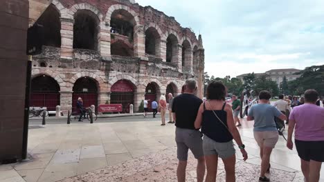 La-Gente-Acude-En-Masa-A-La-Plaza-De-Verona-Donde-Se-Encuentra-La-Arena.