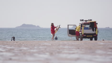 RNLI-Rettungsschwimmer-In-Der-Treyarnon-Bay-In-Cornwall-Im-Einsatz,-Statische-Aufnahme