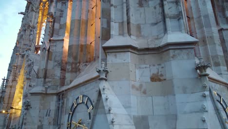 Detailed-view-of-Gothic-architecture-at-a-church-in-Vienna,-Austria,-illuminated-at-dusk