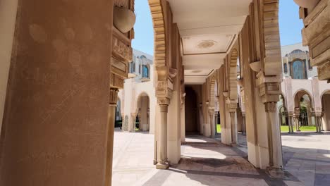 Patio-Interior-Y-Columna-De-La-Mezquita-Hassan-II,-Punto-De-Referencia-Islámico-De-Casablanca-Marruecos