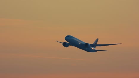 Flugzeug-Steigt-Vor-Einem-Sonnenuntergangshimmel-Auf,-Mit-Sanften-Pastelltönen,-Die-Eine-Ruhige-Kulisse-Schaffen