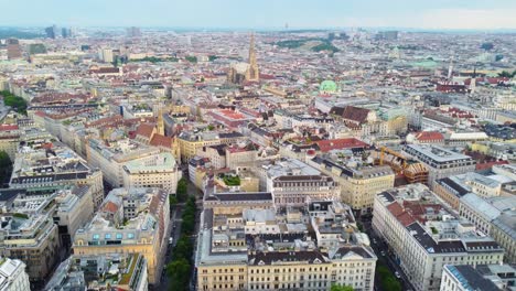 Vista-Aérea-De-Viena,-Austria,-Que-Muestra-Un-Denso-Paisaje-Urbano-Con-Edificios-Históricos,-Calles-Y-Tejados.