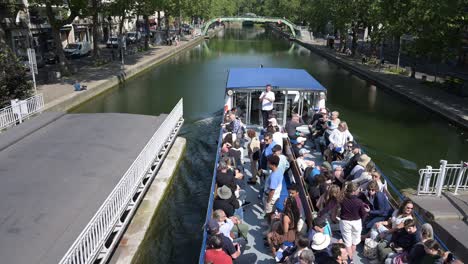 Apertura-De-La-Esclusa-Del-Canal-Saint-Martin-Para-Permitir-Que-Los-Turistas-Pasen-En-Barco-Y-Lleguen-Al-Río-Sena-En-París.