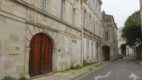 Historische-Stätte-Mit-Holztürdetail-In-La-Rochelle,-Frankreich