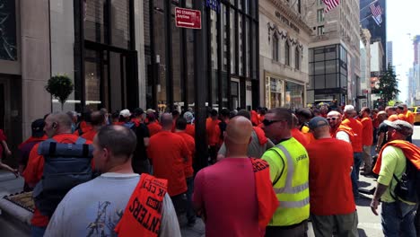 Una-Vista-A-Nivel-De-Calle-De-Hombres-Protestando-Frente-A-Burberry-En-La-Quinta-Avenida-De-Nueva-York-En-Un-Día-Soleado