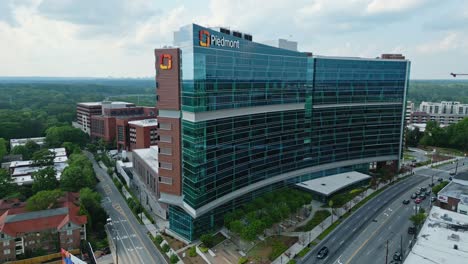 Modern-Glass-Facade-Of-Piedmont-Atlanta-Hospital-In-Peachtree-Road,-Atlanta,-Georgia-USA