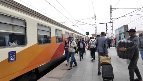 Boarding-train-in-Morocco,-Casablanca-railway-station,-crowd-of-people