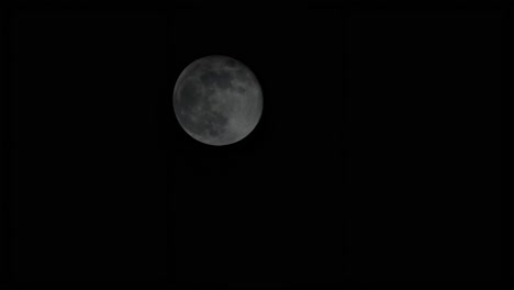 Vollmond-Zieht-Vorbei,-Davor-Wolken