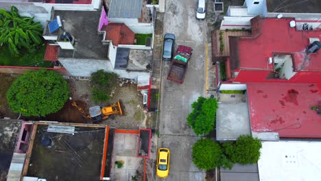 Vista-Aérea-Desde-Un-Dron-Del-Trabajo-De-Maquinaria-Pesada-En-El-Patio-Interior-De-Una-Casa-En-La-Ciudad-De-Córdoba,-Veracruz,-México.