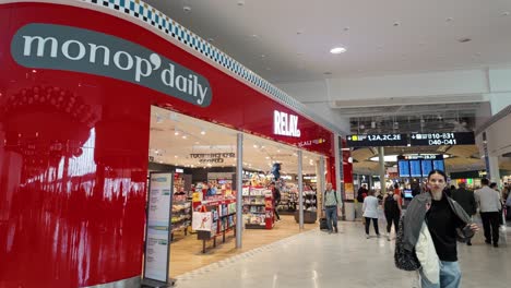 La-Gente-Pasa-Frente-A-La-Tienda-De-Retransmisiones-En-La-Terminal-Dos-Del-Aeropuerto-Charles-De-Gaulle-En-París,-Francia