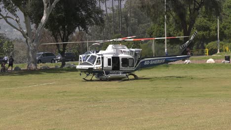 Hubschrauber-Bereitet-Sich-Auf-Den-Abflug-Vom-Flughafen-Vor