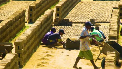 Trabajadores-Bangladesíes-Fabricando-Ladrillos-En-Bruto-En-La-Fabricación-De-Ladrillos,-Campo-De-Ladrillos-Durante-La-Tarde