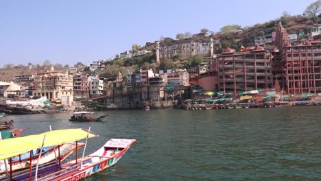 Alter-Hinduistischer-Pilgertempel-Am-Ufer-Des-Heiligen-Flusses-Am-Morgen-Aus-Einer-Anderen-Perspektive.-Das-Video-Wurde-In-Omkareshwar-Khandwa,-Madhya-Pradesh,-Indien,-Aufgenommen.