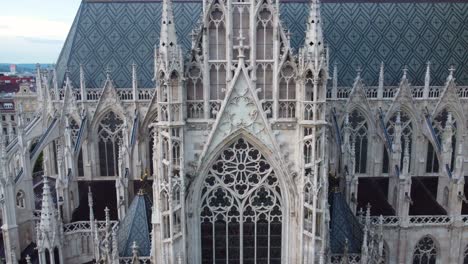 Vista-Detallada-De-La-Intrincada-Arquitectura-Gótica-De-Una-Iglesia-En-Viena,-Austria,-Con-Agujas-Ornamentadas-Y-Grandes-Ventanales.