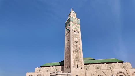 Hassan-II.-Moschee-Mit-Reich-Verziertem-Islamischen,-Hoch-Aufragenden-Minarett-In-Casablanca,-Marokko.-Aufnahme