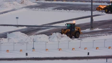 Schneepflüge-Räumen-Im-Januar-Schnee-Auf-Einem-Flughafen-In-Toronto,-Kanada