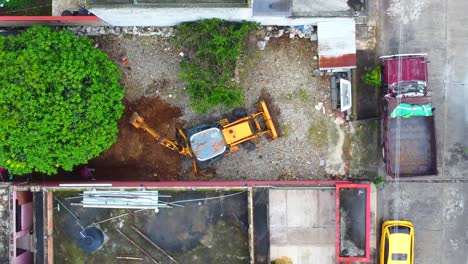 Vista-Aérea-Desde-Un-Dron-Del-Trabajo-De-Maquinaria-Pesada-En-El-Patio-Interior-De-Una-Casa-En-La-Ciudad-De-Córdoba,-Veracruz,-México.