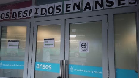 Puerta-De-Entrada-De-La-Administración-Pública-Del-Gobierno-Anses-De-Argentina-Contra-La-Crisis-Económica