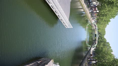 Apertura-De-La-Esclusa-Del-Canal-Saint-Martin-Para-Permitir-Que-Los-Turistas-Pasen-En-Barco-Y-Lleguen-Al-Río-Sena-En-París.