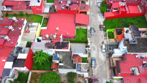 Vista-Aérea-Desde-Un-Dron-Del-Trabajo-De-Maquinaria-Pesada-En-El-Patio-Interior-De-Una-Casa-En-La-Ciudad-De-Córdoba,-Veracruz,-México.