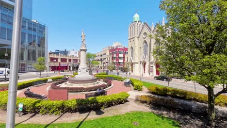 Spaziergang-Durch-Und-In-Den-Memorial-Square-Park-In-New-Brunswick,-New-Jersey