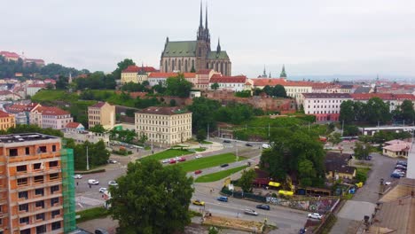 Vista-Aérea-De-Brno,-República-Checa,-Con-La-Catedral-De-San