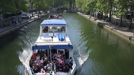 Öffnung-Der-Schleuse-Des-Saint-Martin-Kanals,-Um-Den-Touristen-Die-Durchfahrt-Zu-Ermöglichen-Und-Sie-Auf-Die-Seine-In-Paris-Zu-Bringen