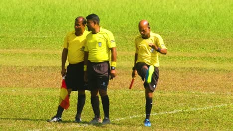 Árbitros-Calentando-En-El-Campo-Antes-De-Un-Partido-De-Fútbol-En-El-Sur-De-Asia.