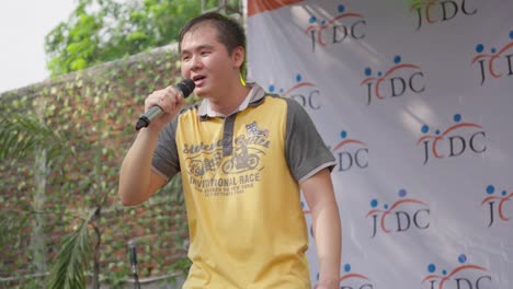 Ein-Autistisches-Kind-Singt-Bei-Einer-Vom-JCDC-In-Jakarta-Barat-Organisierten-Veranstaltung-Im-Freien