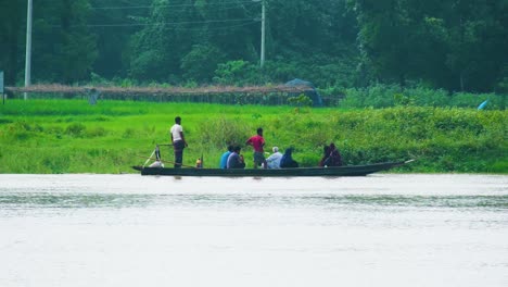 Sylhet,-Bangladesh---Los-Aldeanos-Utilizaron-Botes-A-Motor-Para-Trasladar-A-Los-Refugiados-De-Las-Inundaciones-A-Un-Lugar-Seguro-Mientras-El-Río-Creciente-Inundaba-Las-Tierras-De-Cultivo---Toma-Estática